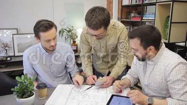 三名工人正在讨论商务项目。 同事一起工作。 团队会议概念